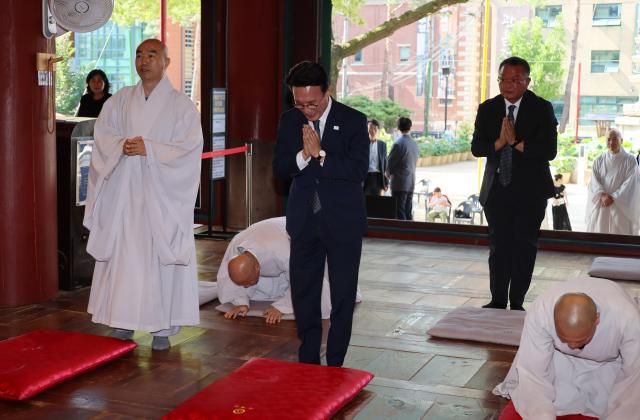 김민석 국무총리가 10일 서울 종로구 조계사 대웅전에서 참배하고 있다 사진연합뉴스