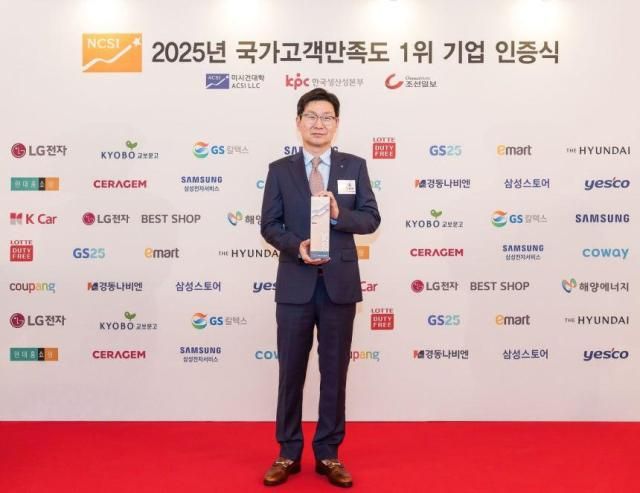 지난 9일 2025년 국가고객만족도 1위 기업 인증식에서 김영락 LG전자 한국영업본부장사장이 NCSI 10년 연속 최다 업종 수상 기념 사진을 촬영하고 있다 사진LG전자