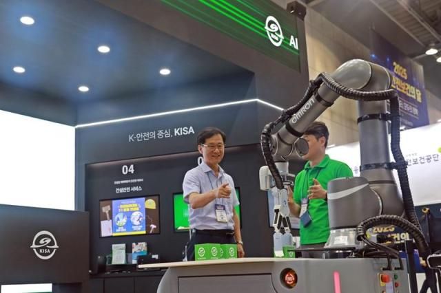 대한산업안전협회는 지난 7일부터 10일까지 ‘스마트안전보건전시회’에 참여해 홍보 부스를 운영하고 있다 임무송 협회장이 산업용 로봇의 협동 운동 기능 중 속도 및 위치 감시 기능을 확인하고 있는 모습 사진대한산업안전협회 제공