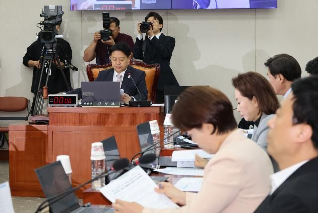 11일 서울 여의도 국회에서 열린 교육위원회 전체회의에서 교육부를 상대로 보수 성향 단체 리박스쿨의 댓글 여론조작 의혹 관련 긴급 현안질의가 진행되고 있다 사진연합뉴스