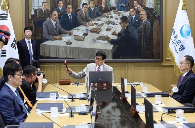이창용 한국은행 총재가 10일 오전 서울 중구 한국은행에서 열린 금융통화위원회 본회의에서 의사봉을 두드리고 있다 20250710사진사진공동취재단