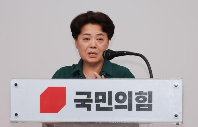 윤희숙 국민의힘 혁신위원장이 10일 서울 여의도 당사에서 제1차 혁신위원회 회의 결과를 브리핑을 하고 있다 사진연합뉴스