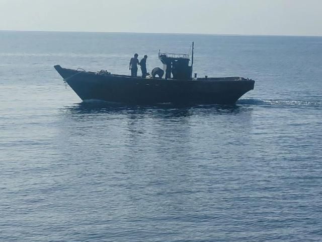 9일 오전 자력운항 시작하는 북한 목선 사진통일부