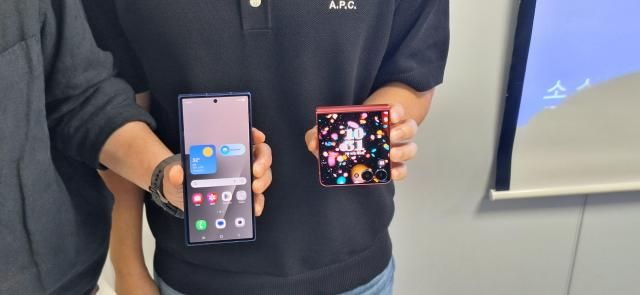 삼성전자 관계자들이 갤럭시 Z 폴드7왼쪽와 갤럭시 Z 플립7을 손에 쥔 모습 사진조성준 기자