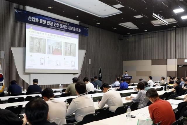 대한산업안전협회는 8일 ‘산업용 로봇 현장 안전관리의 새로운 표준’을 주제로 세미나를 개최했다 협회 인증검사본부 이중남 부장이 ‘산업용 로봇 시스템 안전성 향상 방안’에 대해 발표하고 있다 사진대한산업안전협회