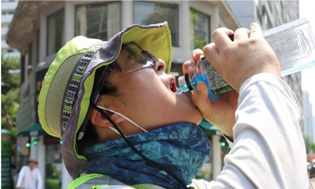 7일 오전 대구 북구 침산동 일대에서 환경공무직 김건이33씨가 잠시 청소를 멈추고 이온 음료를 마시고 있다 대구기상청에 따르면 이날 오후 2시를 기준으로 대구는 최고기온 373도를 기록했다사진연합뉴스