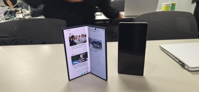 갤럭시 Z 폴드7왼쪽과 갤럭시 Z 플립7을 펼친 모습 사진조성준 기자 