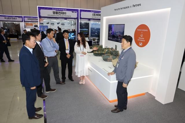9일 경남 창원컨벤션센터에서 개막한 2025 방위산업 부품∙소재 장비 대전에서 한화에어로스페이스 부스의 상생협력존을 방문한 관람객들에게 한화에어로스페이스 직원들이 협력업체가 참여한 대표 무기체계와 함께 협력업체 동반성장 프로그램 등에 대해 설명하고 있다 한화에어로스페이스는 이번 전시회에 처음으로 국방기술진흥연구소 과제 등에 참여한 협력업체 12곳과 함께 상생협력존을 마련했다