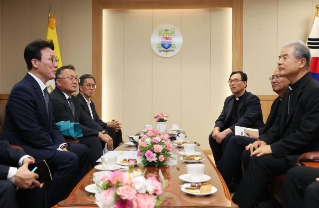 김민석 국무총리가 10일 경기 수원시 천주교수원교구청에서 한국천주교주교회의 의장인 이용훈 주교를 예방하고 있다 사진연합뉴스