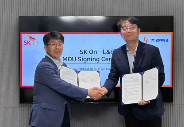 신영기 SK온 구매본부장좌측과 이병희 엘앤에프 최고운영책임자COO가 10일목 오후 서울 종로구 SK온 그린캠퍼스에서 북미 지역 LFP 배터리 양극재 공급을 위한 업무협약MOU 체결 후 기념 촬영에 임하고 있다 사진SK온 