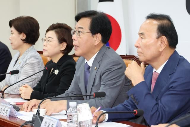 송언석 국민의힘 비대위원장 겸 원내대표가 10일 서울 여의도 국회에서 열린 비상대책위원회의에서 발언하고 있다 사진연합뉴스