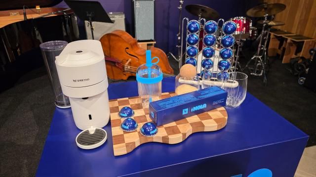 10일 서울 성수동 카인드 서울에서 열린 '놀라 스타일 블렌드' 론칭 행사에서 공개된 '놀라 스타일 블렌드', '버츄오 팝+ 블루보틀 에디션 머신', '트래블 텀블러 블루보틀 커피 리미티드 에디션' [사진=김현아 기자]