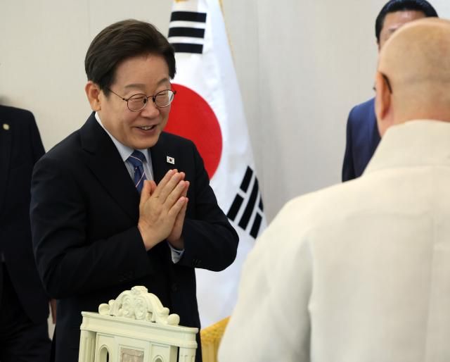 이재명 대통령이 9일 용산 대통령실에서 오찬에 참석한 종교계 지도자들과 인사하고 있다사진연합뉴스