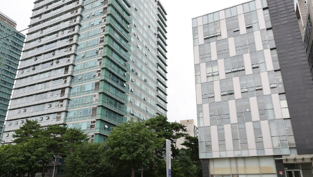 이명현 특검 사무실이 입주한 서울 서초구 서초한샘빌딩오른쪽과 윤석열 전 대통령의 자택인 아크로비스타 사진연합뉴스