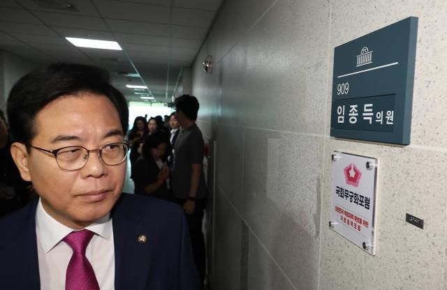 채상병 사건 수사방해 의혹을 수사하는 이명현 순직해병 특검팀이 11일 서울 여의도 국회의원회관 내 임종득 국민의힘 의원실을 압수수색하고 있는 가운데 송언석 비상대책위원장 겸 원내대표가 의원실을 방문하고 있다 사진연합뉴스