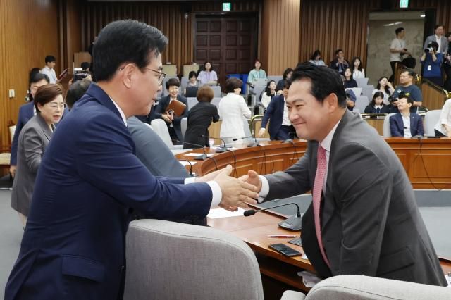 송언석 국민의힘 비대위원장 겸 원내대표가 11일 서울 여의도 국회에서 열린 원내대책회의에서 장동혁 의원과 악수하고 있다 사진연합뉴스