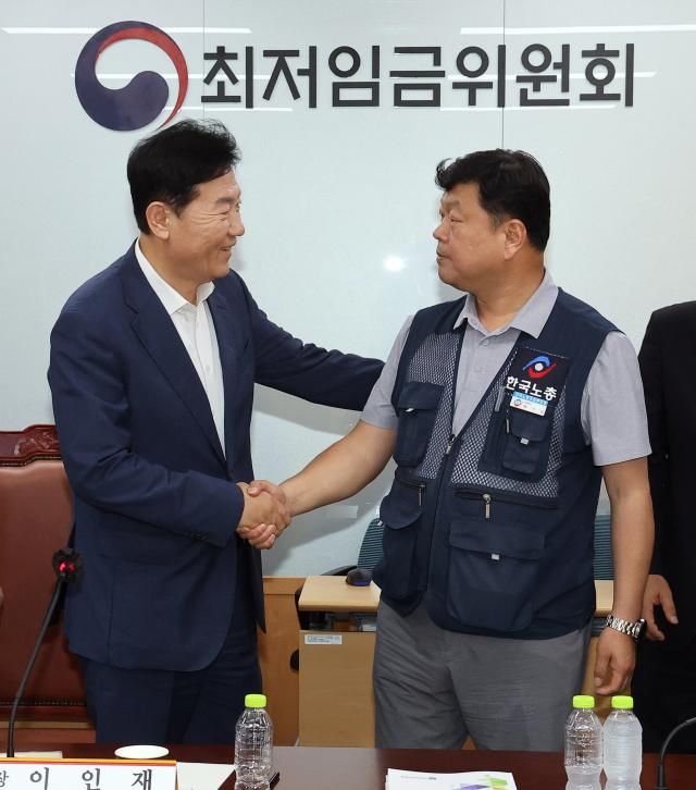 최저임금위원회 사용자위원 운영위원인 류기정 한국경영자총협회 전무왼쪽와 근로자위원 운영위원인 류기섭 한국노총 사무총장이 10일 정부세종청사에서 열린 제12차 전원회의에서 내년 최저임금을 시간당 1만320원으로 17년 만에 합의로 결정한 뒤 악수하고 있다 사진연합뉴스