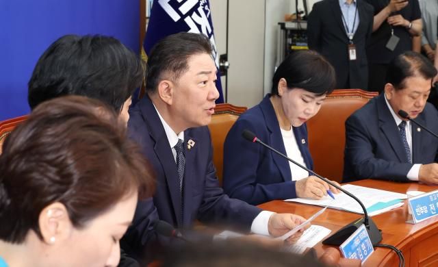 김병기 더불어민주당 대표 직무대행 겸 원내대표가 11일 국회에서 열린 최고위원회의에서 발언하고 있다 사진연합뉴스