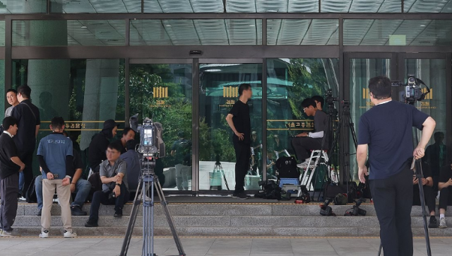 윤석열 전 대통령이 11일 조사에 불응하며 특검에 불출석 사유서를 제출한 가운데 서울 서초구 서울고등검찰청에 마련된 특검 사무실 앞에 취재진이 대기하고 있다 사진연합뉴스