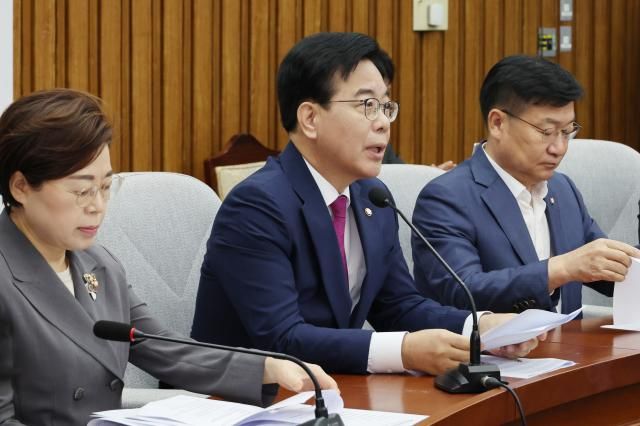 송언석 국민의힘 비대위원장 겸 원내대표가 11일 서울 여의도 국회에서 열린 원내대책회의에서 발언하고 있다 사진연합뉴스