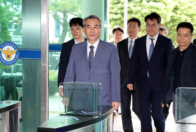 윤석열 전 대통령 부인 김건희 여사 관련 의혹을 수사하는 민중기 특검과 특검보들이 19일 오후 경기 수원시 경기남부경찰청을 방문 김준영 청장 면담을 위해 이동하고 있다 사진연합뉴스