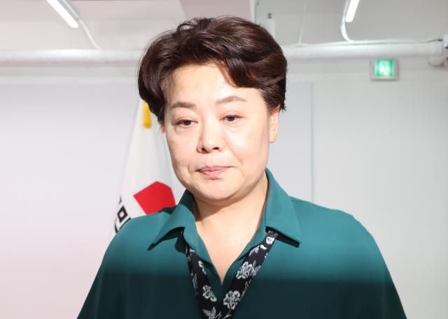 윤희숙 국민의힘 혁신위원장이 10일 서울 여의도 당사에서 제1차 혁신위원회 회의 결과 브리핑을 마친 후 나오고 있다 사진연합뉴스