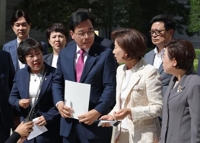 채상병 사건 수사방해 의혹을 수사하는 이명현 순직해병특검팀이 국민의힘 임종득 의원실을 압수수색 중인 11일 국민의힘 송언석 비상대책위원장 겸 원내대표와 나경원 의원이 서울 서초구 서울중앙지방법원을 항의 방문해 규탄 발언을 이어가던 중 대화를 나누고 있다 사진연합뉴스