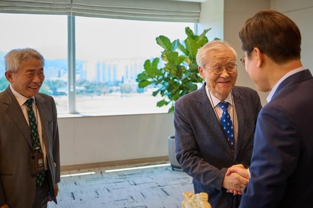 이재명 대통령이 11일 서울 용산 대통령실에서 정규재 전 한국경제신문 주필왼쪽 첫번째 조갑제 조갑제닷컴 대표와 오찬 회동에 앞서 인사하고 있다 사진대통령실