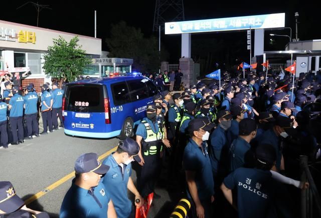 지난 9일&nbsp; 윤석열 전 대통령이 탑승한 차량이 경기도 의왕시 서울구치소로 들어가는 모습 사진연합뉴스