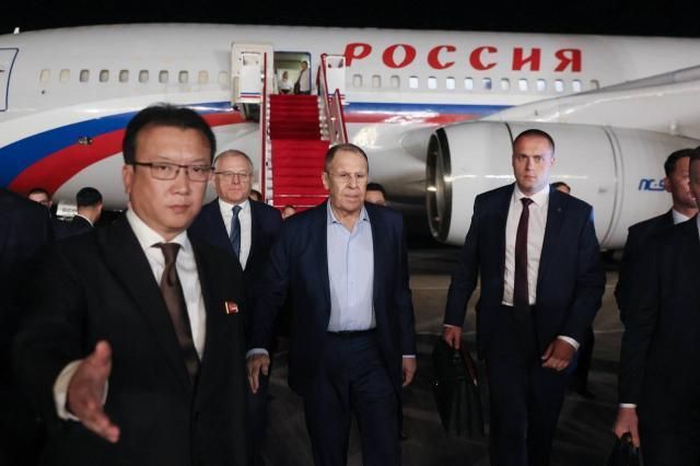 세르게이 라브로프 러시아 외무장관이 지난 11일 원산갈마비행장에 도착한 모습 사진연합뉴스 