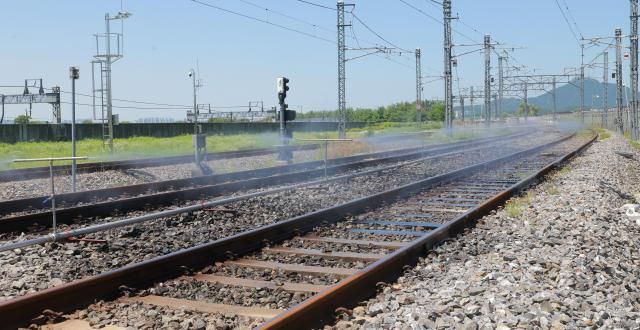 기록적 폭염이 연일 이어지는 11일 오전 서울 강서구 9호선 개화 차량기지에서 불볕 더위로 달궈진 선로 위로 레일 자동살수장치가 가동되고 있다 20250711사진유대길 기자 dbeorlf123ajunewscom