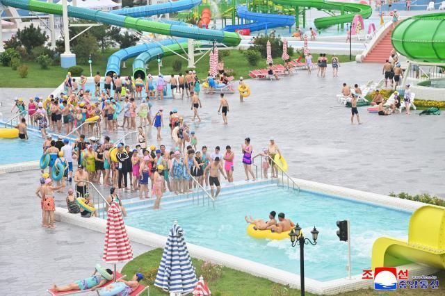 지난 1일 개장한 북한 원산갈마해안관광지구 십리백사장에 해안관광을 즐기기 위해 전국 각지에서 근로자들이 찾아와 북적이고 있다고 조선중앙통신이 3일 보도했다 사진연합뉴스