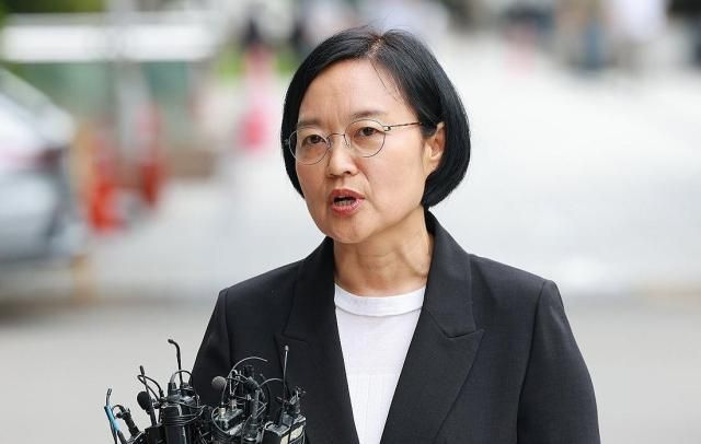 한성숙 중소벤처기업부 장관 후보자가 지난달 24일 서울 영등포구 여의도 삼희익스콘벤처타워에 마련된 인사청문회 준비 사무실로 출근하며 취재진 질문에 답하고 있다 사진연합뉴스