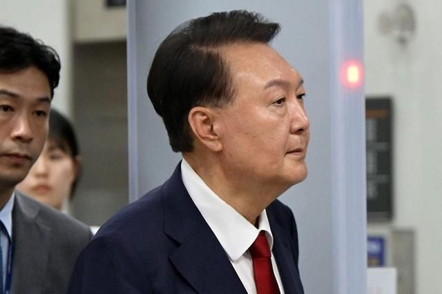 윤석열 전 대통령이 지난 9일 서울 서초구 서울중앙지방법원에서 구속 전 피의자 심문영장실질심사을 마치고 법원을 나서고 있다 사진연합뉴스 