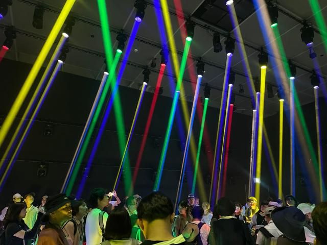 제 1전시관은 소리와 빛을 모아 모두가 하나 되어를 주제로 관람객들의 목소리에 맞춰 만들어진 음악에 따라 레이저 조명 퍼포먼스가 펼쳐지고 있다 사진박진영 기자