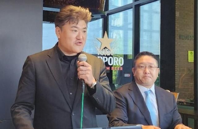 이노우에 타이스케 삿포로 국제사업본부 아시아퍼시픽유럽사업부장왼쪽이 11일 서울 성수동에서 열린 삿포로 프리미엄 비어스탠드 오픈 미디어세션에서 발언하고 있다 사진조현미 기자