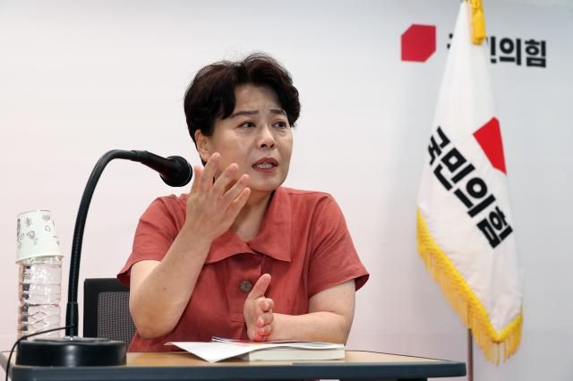윤희숙 국민의힘 혁신위원장이 13일 서울 여의도 중앙당사에서 기자간담회를 하고 있다 사진연합뉴스