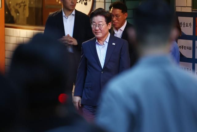 이재명 대통령이 11일 저녁 서울 광화문 인근 한식당에서 식사를 마친 후 나오고 있다 이 대통령은 식당을 찾기 전 SNS에 식사 계획을 알리며 민생회복 소비쿠폰 정책이 내수 진작과 지역경제 활성화에 활력을 불어넣길 기대한다고 밝혔다사진연합뉴스