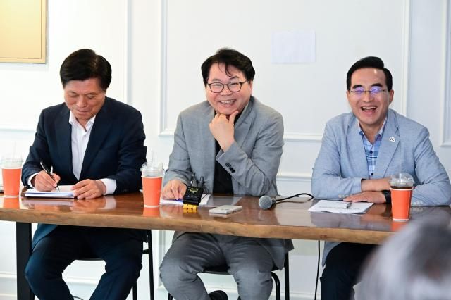 이한주 국정기획위원장이 13일 서울 종로구 한 카페에서 열린 기자간담회에서 취재진의 질문을 듣고 있다 2025713 공동취재