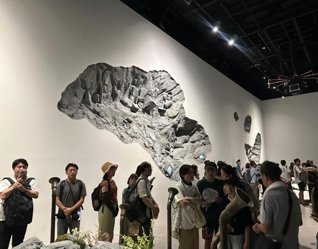 한국관을 찾은 관람객들이 황폐화된 도시에서 생명의 회복으로를 주제로 구현된 제 2 전시관을 둘러보고 있다 사진박진영 기자