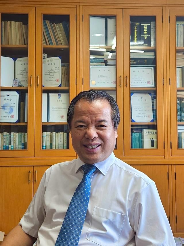 위철환 전 대한변호사협회 회장이 지난 9일 사법연수원 시절 동기였던 이재명 대통령에 대해 아주경제와 인터뷰하고 있다 사진원은미 기자