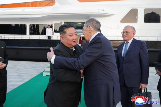 조선중앙통신이 13일 김정은 북한 국무위원장이 전날 세르게이 라브로프 러시아 외무장관을 접견했다고 보도했다 사진연합뉴스