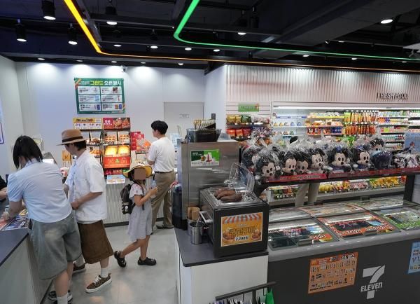 서울 종로구에 있는 세븐일레븐 뉴웨이브종각점에서 소비자들이 물건을 고르고 있다 사진코리아세븐