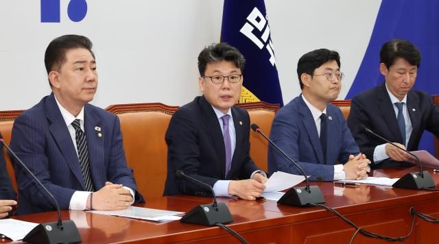 진성준 더불어민주당 정책위의장왼쪽 두번째이 24일 국회에서 열린 원내대책회의에서 발언하고 있다 왼쪽은 김병기 당 대표 직무대행 겸 원내대표 사진연합뉴스