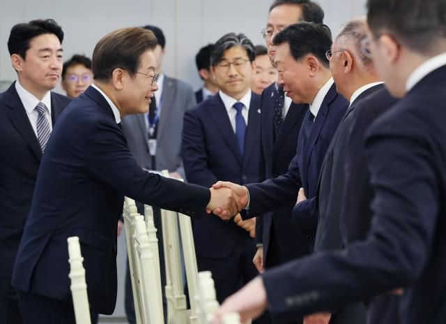 이재명 대통령 신동빈 롯데 회장과 인사 서울연합뉴스 홍해인 기자 이재명 대통령이 13일 서울 용산 대통령실에서 열린 6경제단체·기업인 간담회에서 신동빈 롯데그룹 회장과 악수하고 있다 2025613 대통령실통신사진기자단 hihongynacokr2025-06-13 112733 저작권자 ⓒ ㈜연합뉴스 무단 전재 재배포 금지 AI 학습 및 활용 금지저작권자 ⓒ ㈜연합뉴스 무단 전재 재배포 금지 AI 학습 및 활용 금지