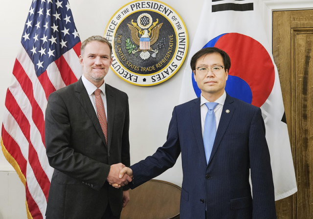 여한구 산업통상자원부 통상교섭본부장이 지난 5일현지시간 워싱턴 DC 미국무역대표부USTR에서 제이미슨 그리어 대표와 면담에 앞서 악수를 나누고 있다사진산업통상자원부