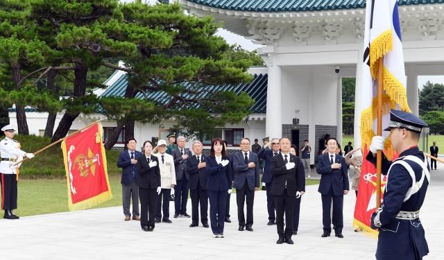 강윤진 신임 국가보훈부 차관이 14일 오전 서울 동작구 국립서울현충원을 찾아 보훈단체장들과 함께 취임 후 첫 현충탑에 참배하고 있다 사진국가보훈부 