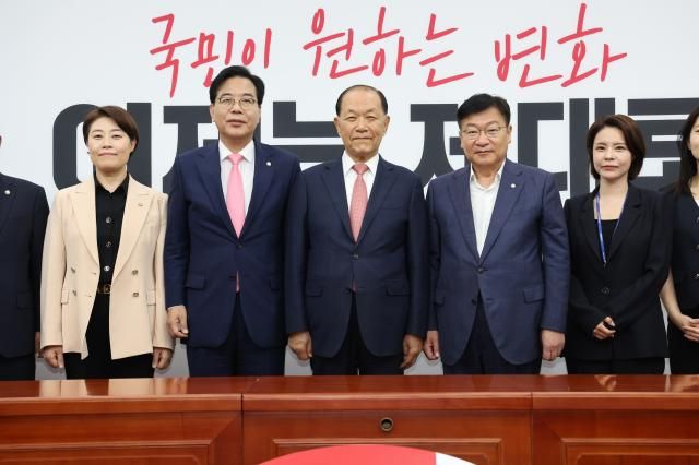 송언석 국민의힘 비상대책위원장 겸 원내대표왼쪽 두번째가 14일 국회에서 열린 당 대표 및 최고위원 선출 선거관리위원회 위촉장 수여식에서 황우여 선거관리위원장에게 위촉장을 전달한 뒤 위원들과 기념 촬영을 하고 있다 사진연합뉴스