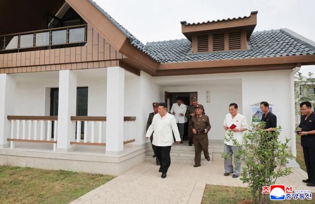 김정은 북한 국무위원장이 지난 13일 락원군바다가양식사업소 건설장을 현지지도했다고 조선중앙통신이 14일 보도했다 사진연합뉴스