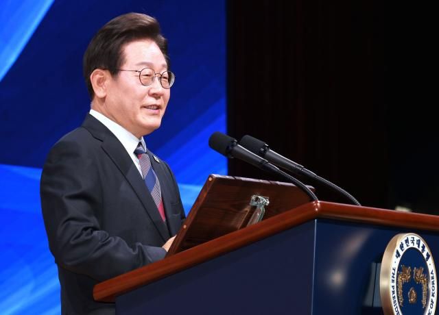 이재명 대통령이 지난 13일 서울 강남구 코엑스에서 열린 2025 세계정치학회IPSA 서울총회 개막식에서 연설하고 있다 사진연합뉴스